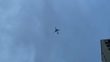 天空飞机经过实拍视频的预览图